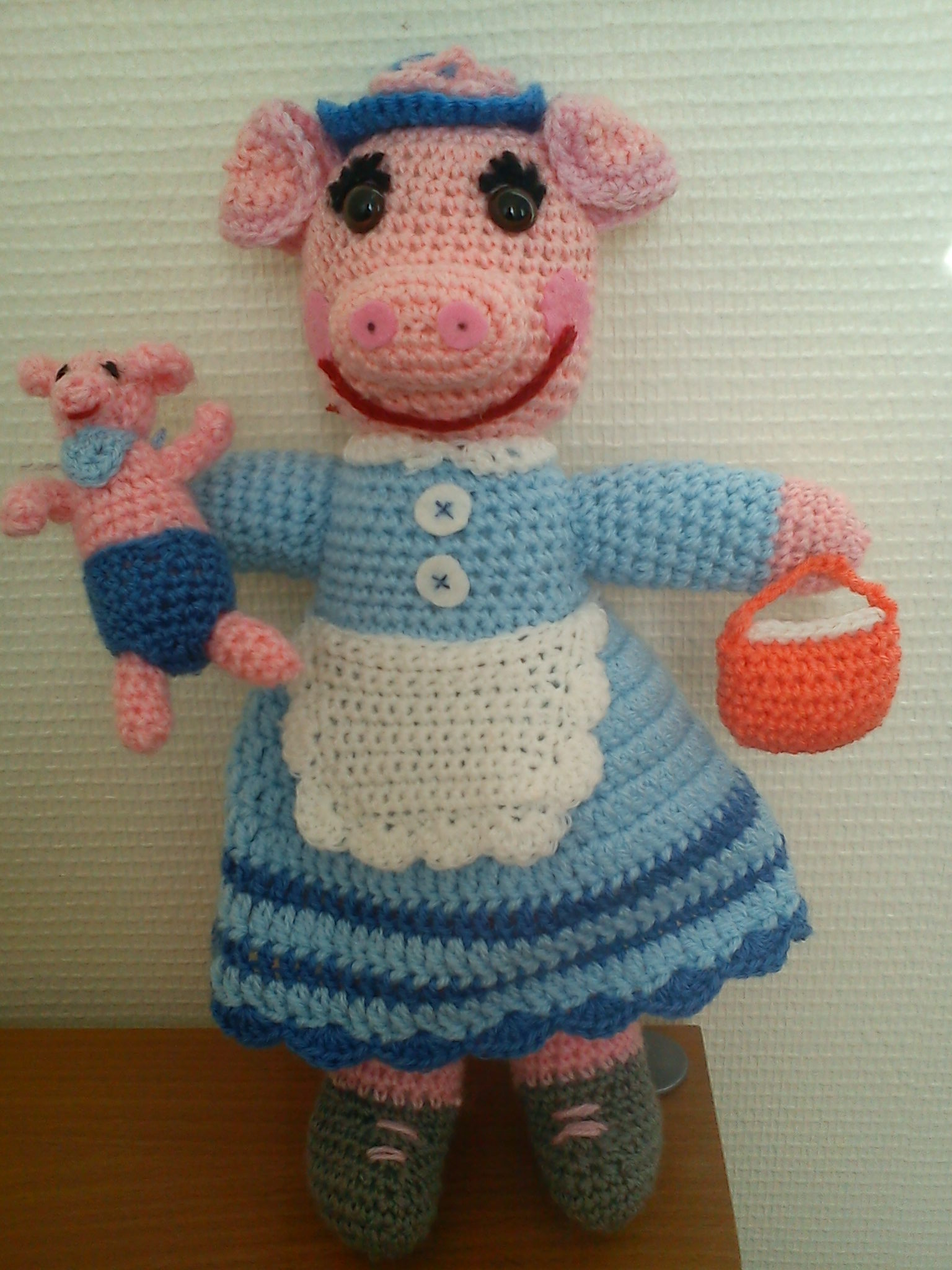 mme cochon fiere de son bébé